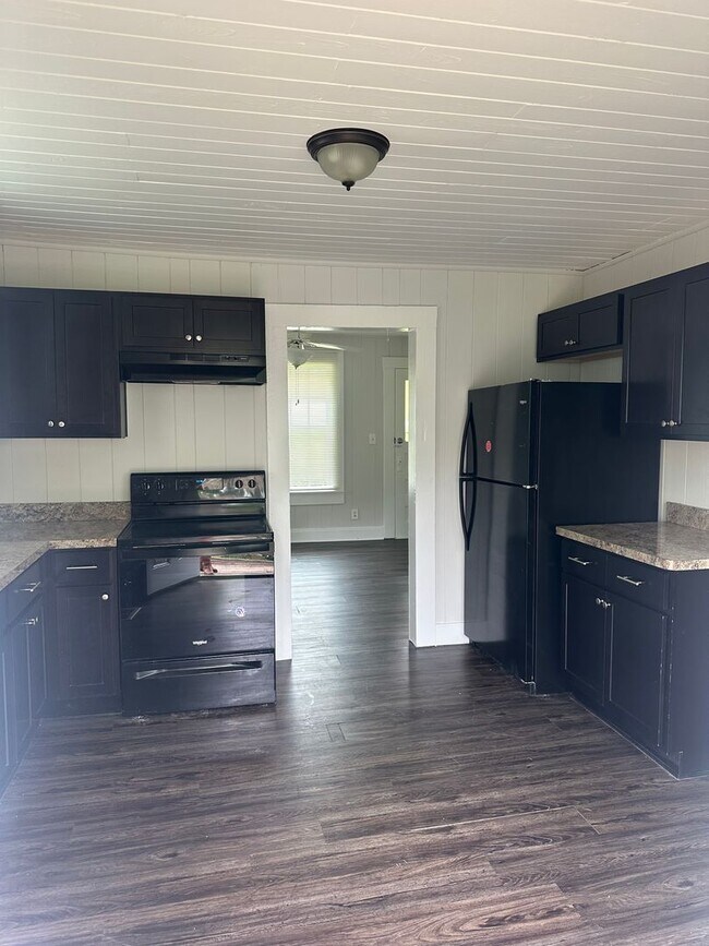 Building Photo - Charming Home in Downtown Flowery Branch!