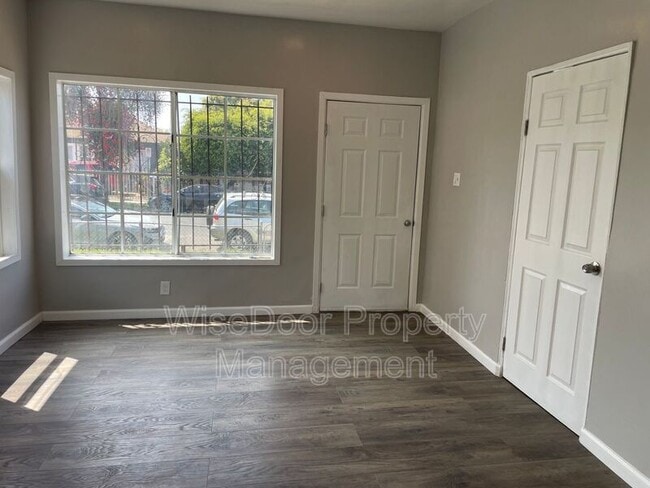 Building Photo - 155 W 43rd St