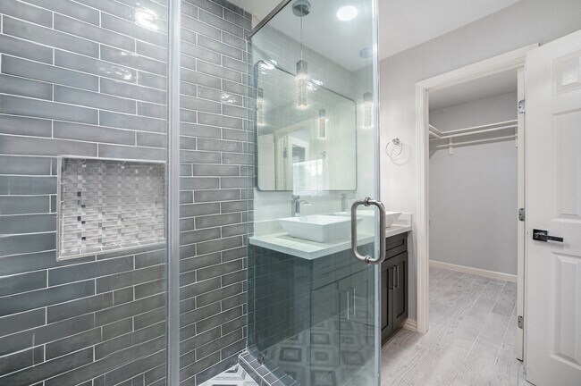 Building Photo - 10818 Hillcroft Ave