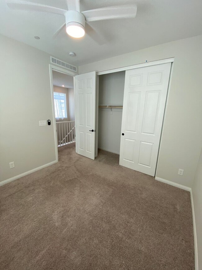 Building Photo - AMERICANA Property Mgmt - 3beds - 2 1/2baths Newly Townhouse in Henderson.
