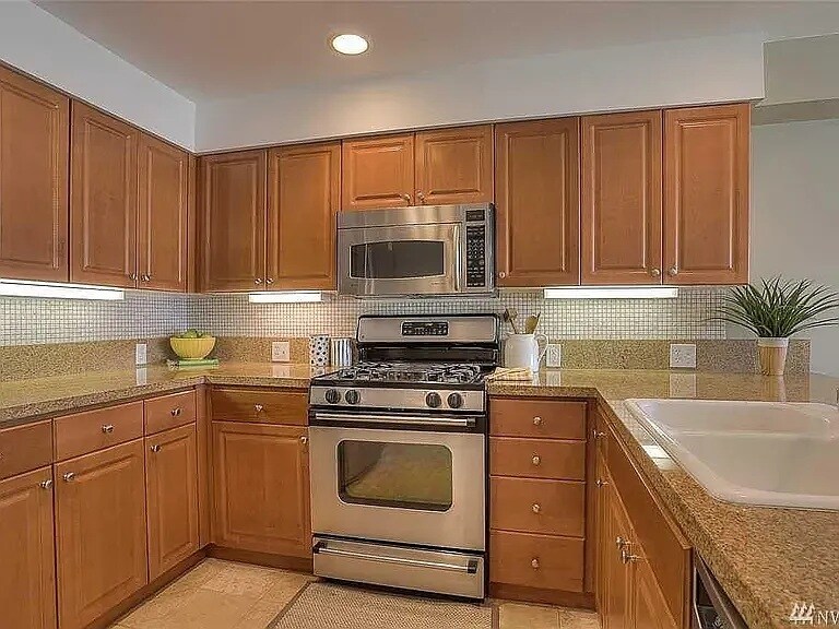 Building Photo - 2425 33rd Ave W