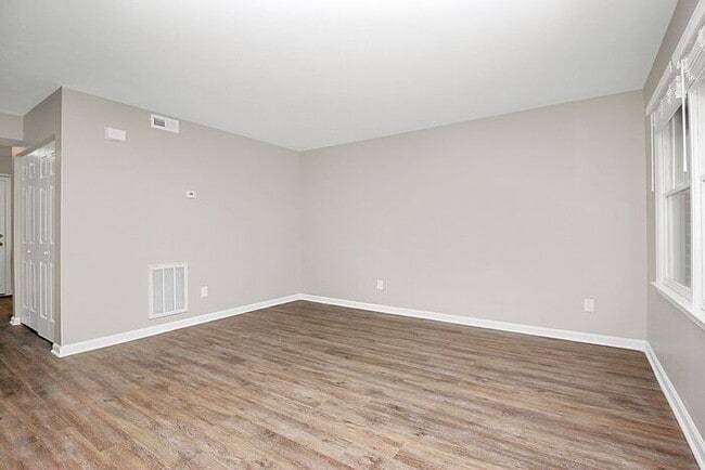 Building Photo - Updated 2BD/1.5BA Hickory Townhome