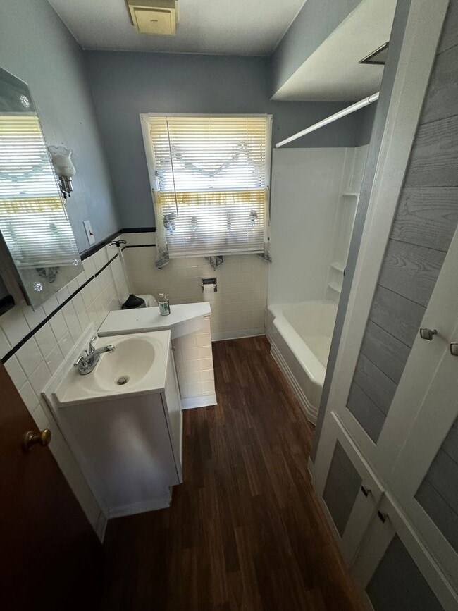 Building Photo - $1250 - 3 bed 2 bath - Single Family Home