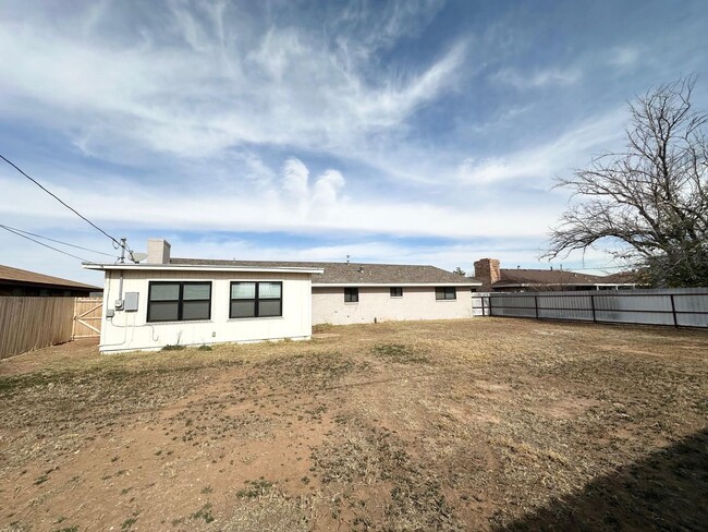 Building Photo - 3 Bed 2 Bath Ready To Rent ASAP!