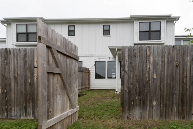 Building Photo - 417 Fieldwood Dr