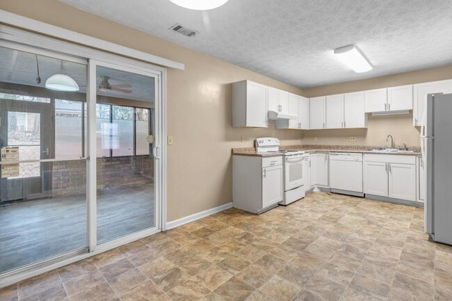 Building Photo - 375 Dixie Ct