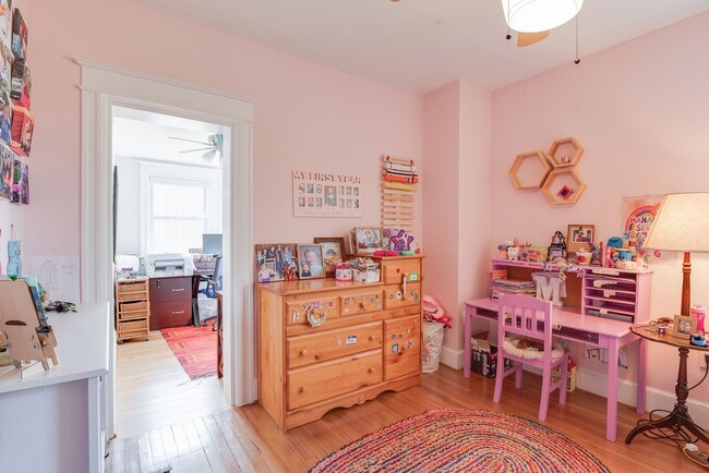 Building Photo - Unbeatable Family Home in the City w/ Park...