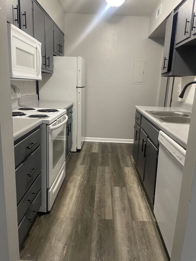 Building Photo - Remington On Rockville Living