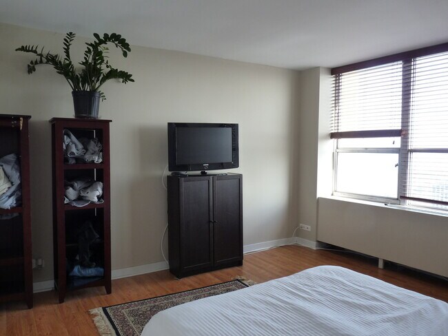 Building Photo - 655 W Irving Park Rd