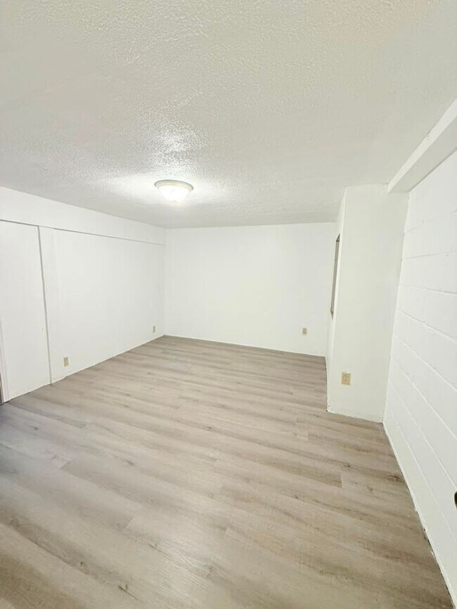 Building Photo - 472-474 Guylyn Dr