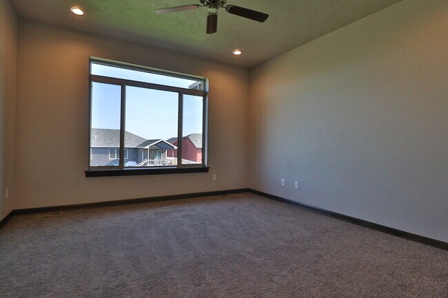 Building Photo - HUGE 4 bedroom home with fenced in backyard!