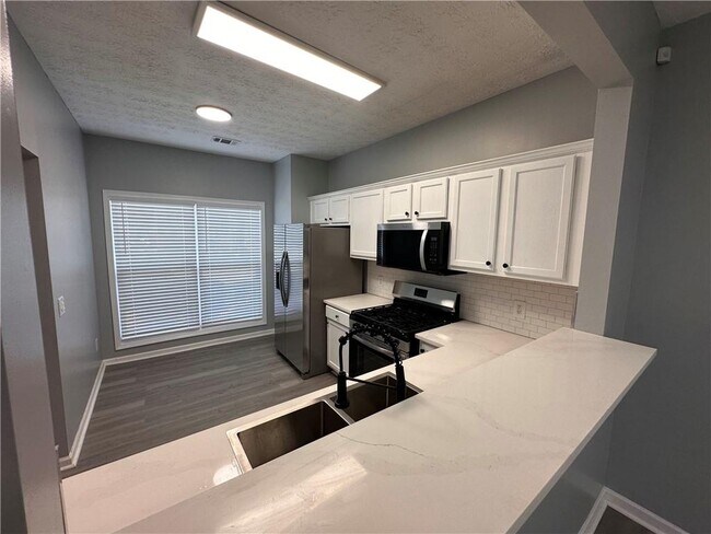 Building Photo - 2025 Austin Park Cir