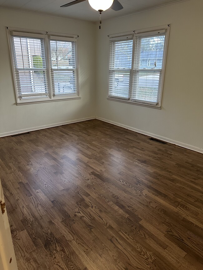 Building Photo - 615 Barton St