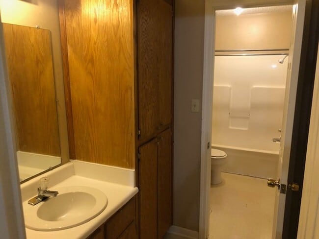 Building Photo - 1805 Holmes St