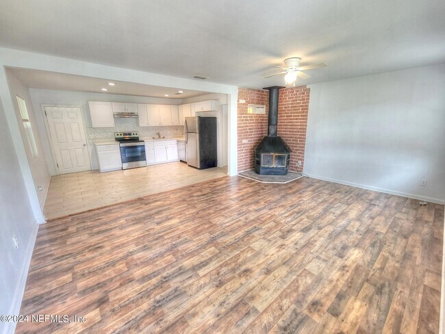 Building Photo - 3919 Skycrest Dr
