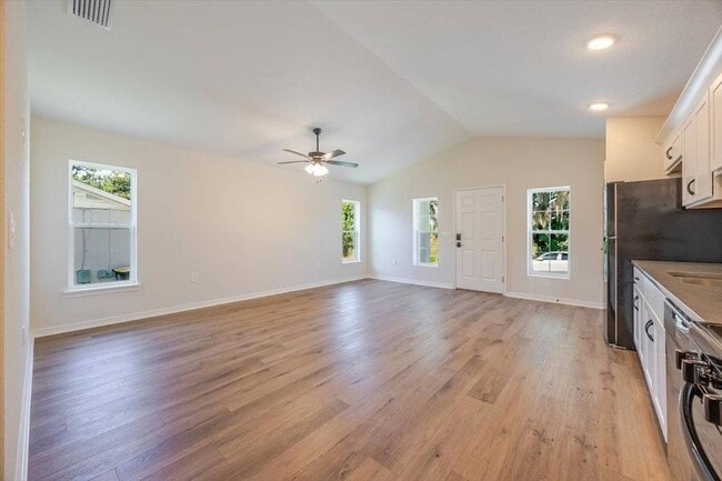 Building Photo - 1164 Fairway Dr