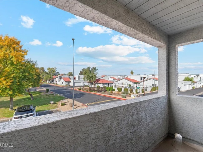 Building Photo - READY TO TOUR NOW! Charming 3-Bedroom 3-Bathroom Corner Townhouse in Peoria!
