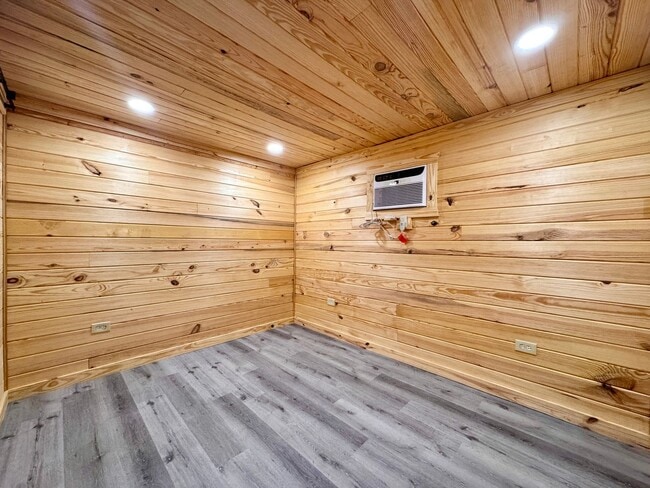 Building Photo - 1 Bedroom/1 Bathroom Tiny Home in Southside