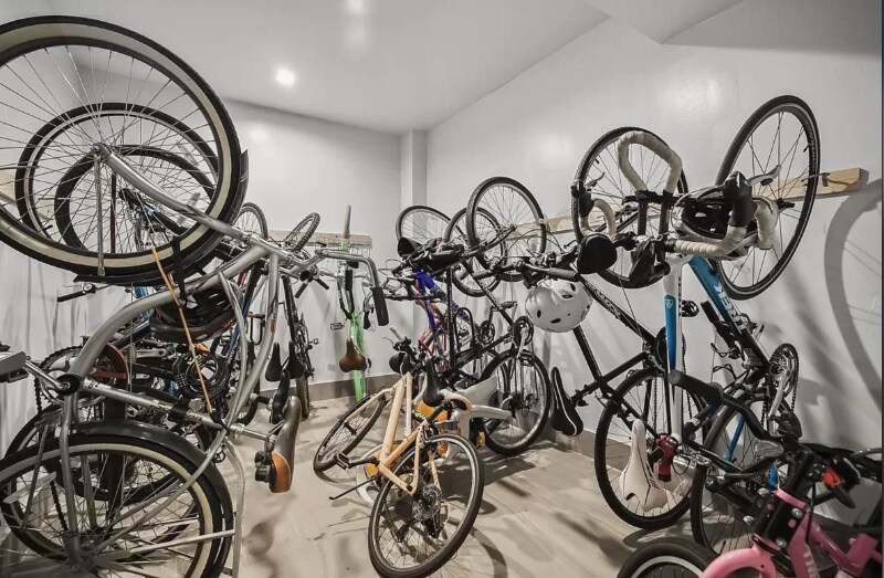 Building Photo - 695 6th Ave