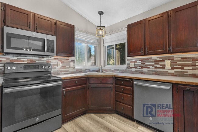 Building Photo - Beautiful 4 Bedroom Single Family Home For...