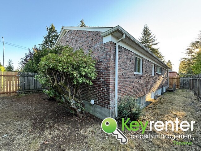Building Photo - Charming 4-Bedroom Mid-Century Style Craft...