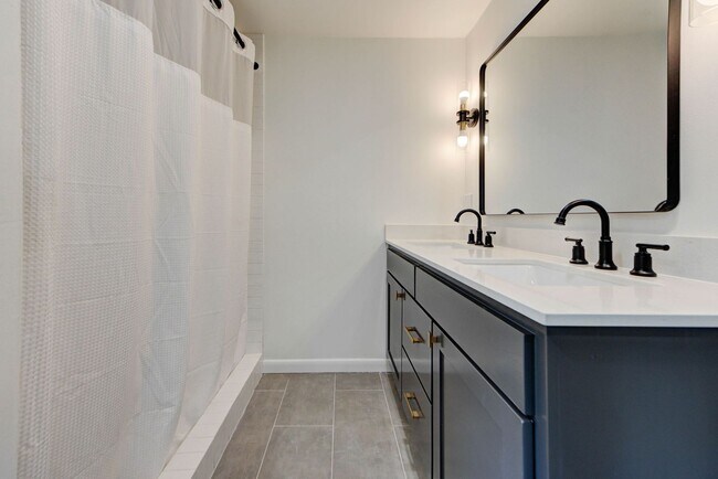 Building Photo - Fully Renovated 4 Bed, 2 Bath Just Minutes from Campus