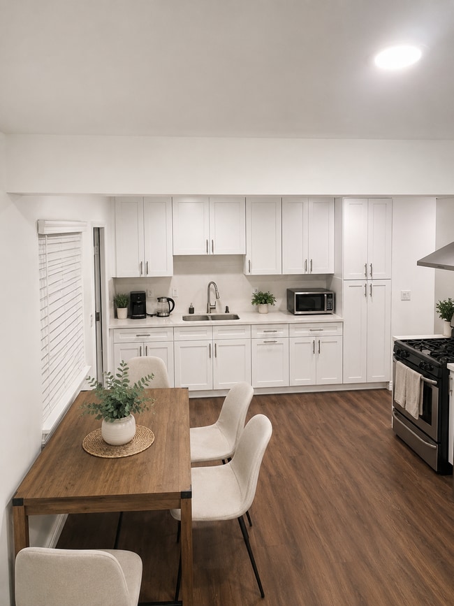 Building Photo - 3 bedroom, 2 bath with 2 bonus rooms and huge fenced yards!