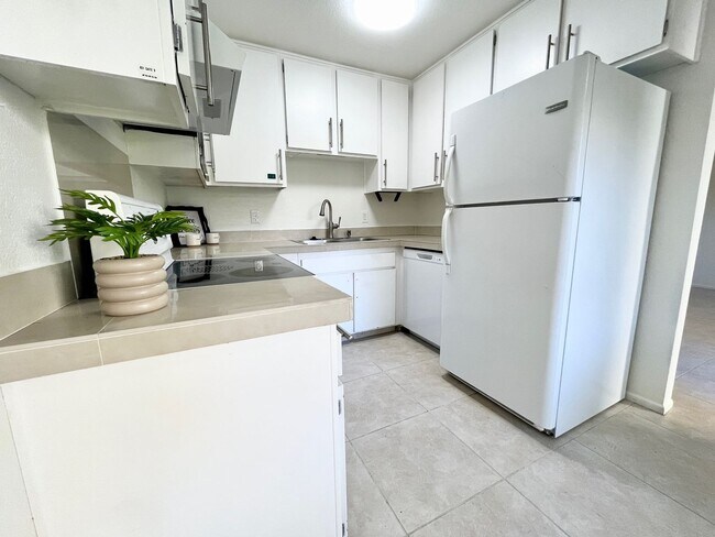 Building Photo - AVAILABLE NOW! BEAUTIFUL 3 Bed 2 Bath COND...