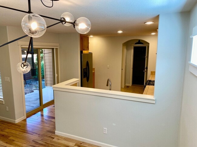 Building Photo - 3-BR Craftsman Home in SE Bend