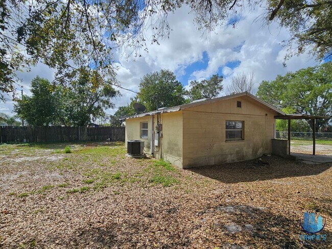 Building Photo - 2 bedroom, 1 bath house for rent in Lakeland - Available NOW