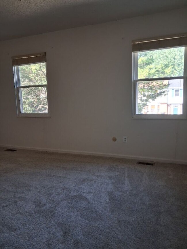 Building Photo - Charming 3BR Townhouse with Fenced Backyard and Community Pool