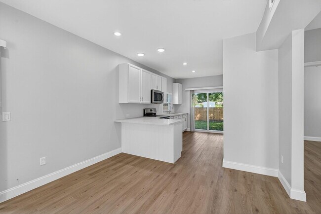 Building Photo - 3108 Greenwood Ave