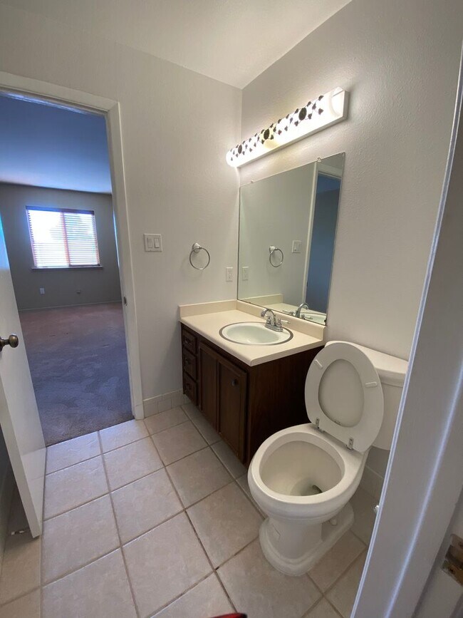 Building Photo - 937L Country Club Dr