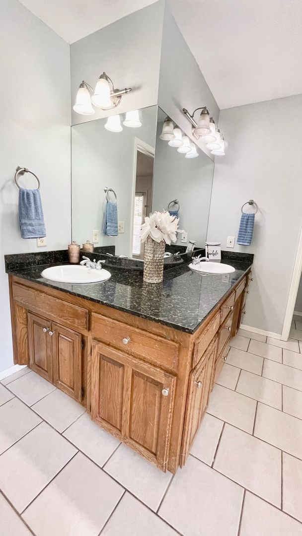 Building Photo - Gorgeous Pool Home w/ 4bd /2.5ba/Fireplace