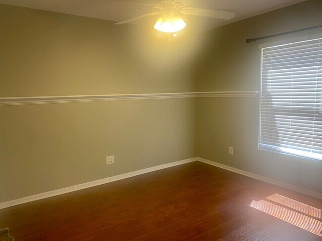 Building Photo - 5 BEDROOM HOUSE WITH PRIVATE POOL AND LAKE...