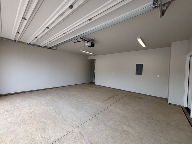 Building Photo - BRAND NEW END TOWNHOME FOR RENT!