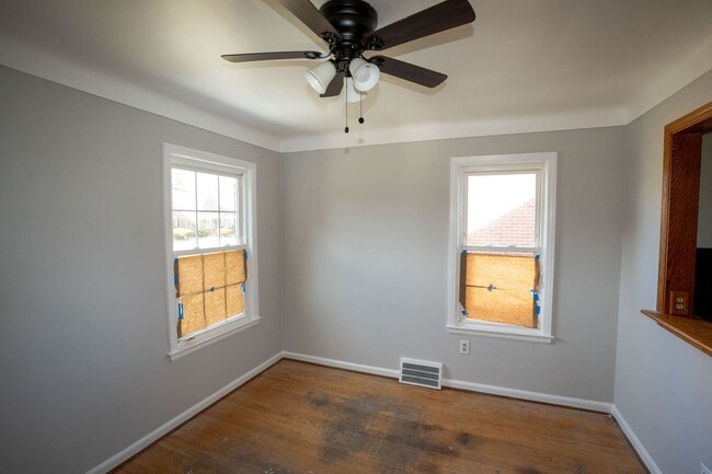 Building Photo - Update charming 3 bedroom bungalow