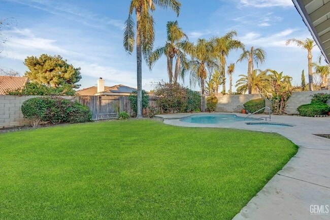 Building Photo - 14004 Las Entradas - Gorgeous NW remodeled...