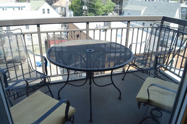 Building Photo - 918 W Belmont Ave