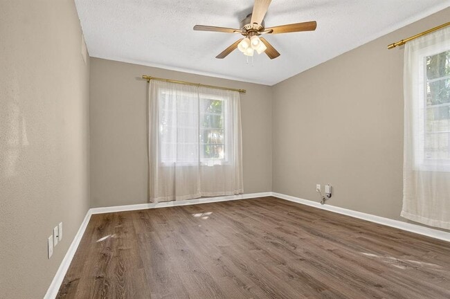 Building Photo - 815 W Lowry Ln