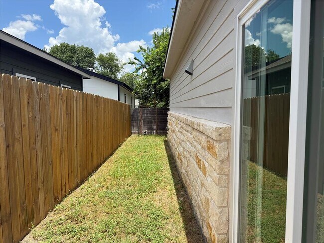 Building Photo - 817 5th