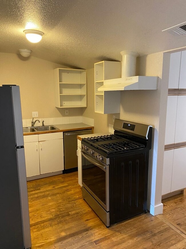 Building Photo - Available for 2026-2027 Fall Pre-Leasing! ...
