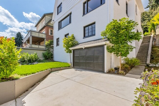 Building Photo - 4Bd/1.75Ba Seattle House