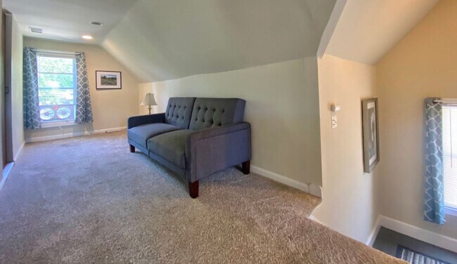 Building Photo - 1520 Maple Rd