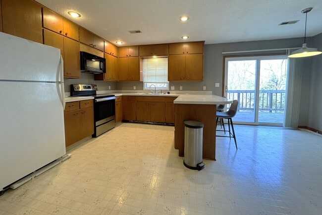 Building Photo - Dawes Drive Duplex (4014-4016)