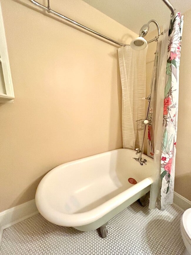 Building Photo - Charming Historic Condo in the Heart of Up...