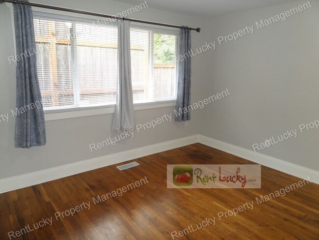 Building Photo - Super-Cute 3-Bedroom House in Fantastic Re...