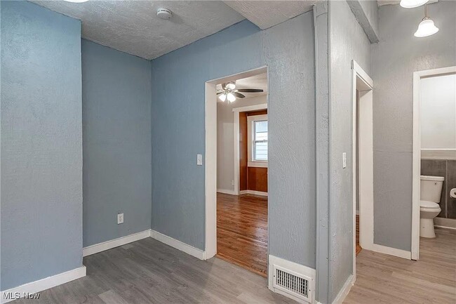 Building Photo - 682 Brown St