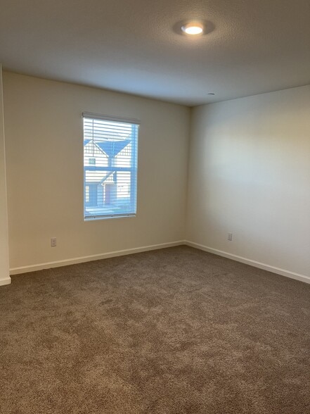 ROOM WITH SHARED BATHROOM - 368 Shafer Ave