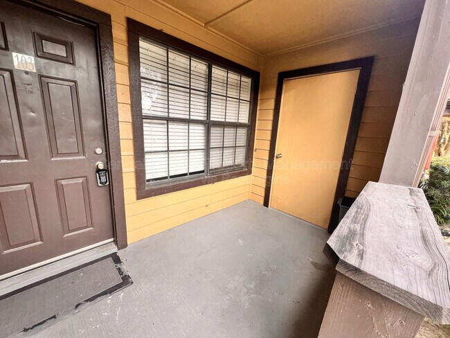 Building Photo - 300 Lakepointe Dr